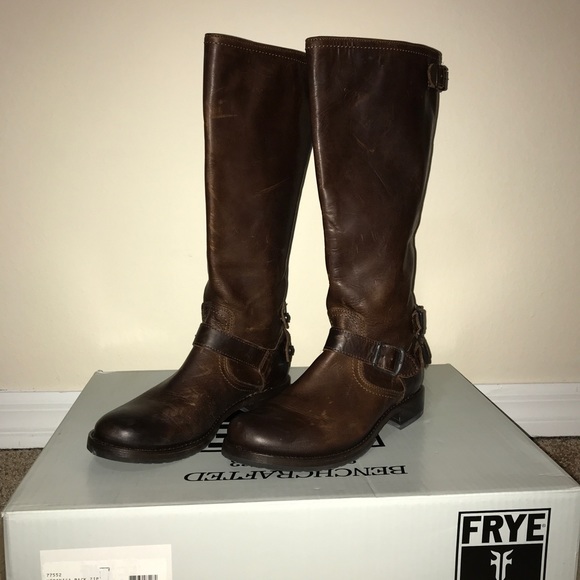 Frye Veronica Back ZIP Boot - Picture 2 of 8